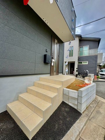藤井寺市川北３丁目の外観パース|明るく開放感のある玄関パース。毎日気持ちよく家族を迎えられる空間です。
