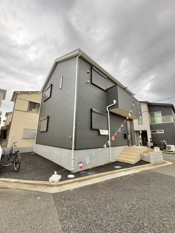 藤井寺市川北３丁目の外観|広々とした前面道路に面した開放感のある立地。車の出し入れもしやすく、ゆとりある暮らしが叶います。