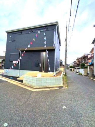 藤井寺市川北３丁目の前面道路含む現地写真|落ち着いた住環境が魅力。大和川の堤防も近く、緑豊かな景色を楽しめます。