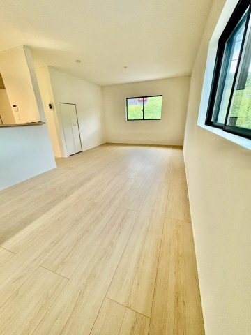藤井寺市川北３丁目の居間・リビング|18帖の広々LDK！開放感あふれる空間で、家族団らんの時間をゆったり楽しめます。