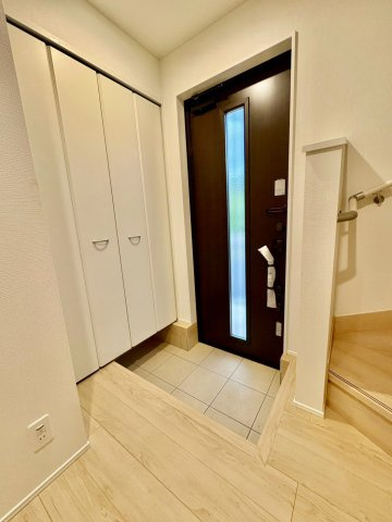 藤井寺市川北３丁目の玄関|玄関収納を備え、靴や小物もすっきり整理。いつでもきれいな玄関を保てます。