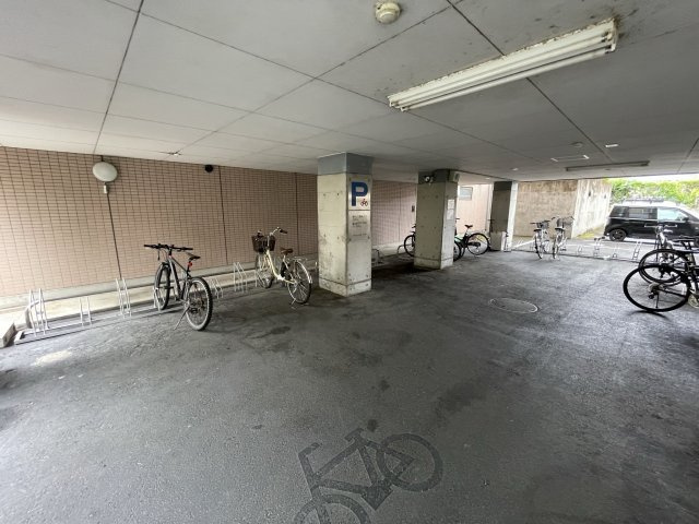 くずは寮の駐車場