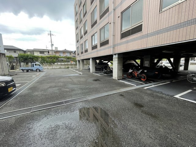 くずは寮の駐車場
