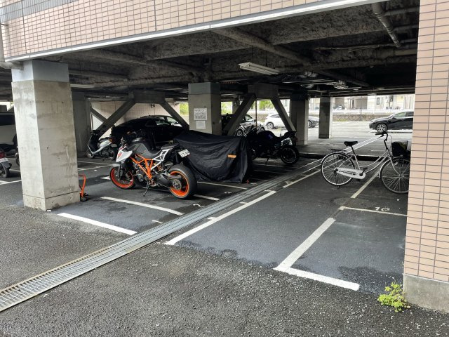 くずは寮の駐車場