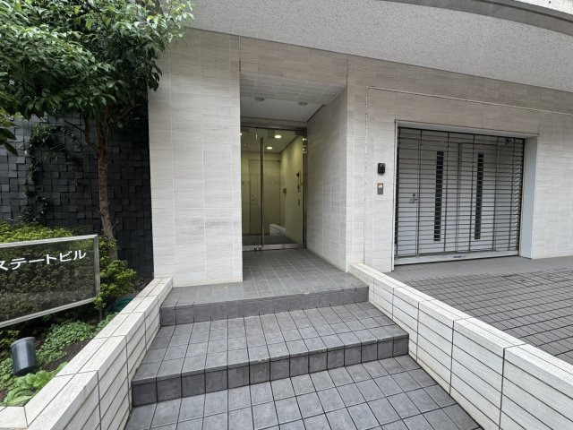 東京エステートビルのエントランス