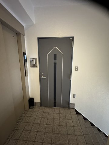 岩浪ビルの玄関
