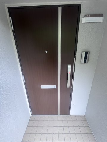 南区元宇品町ベイサイドパレス宇品512号室の玄関