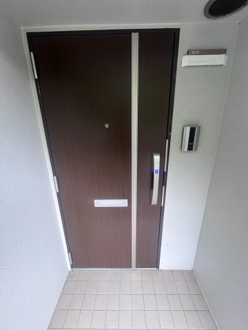 南区元宇品町ベイサイドパレス宇品512号室の玄関