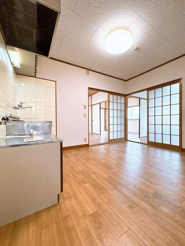 福岡市西区福重２丁目のアパートの居間・リビング