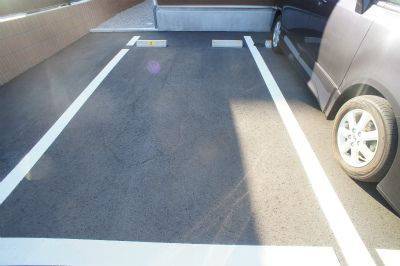 リブリ・アザリアの駐車場