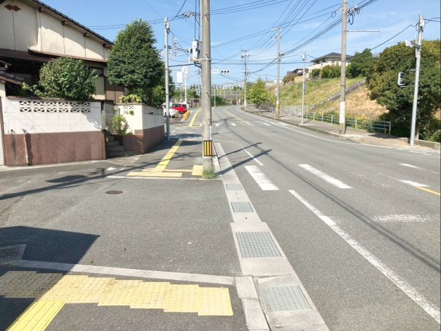 田川市大字糒 土地の前面道路含む現地写真|３方道路に面した角地！