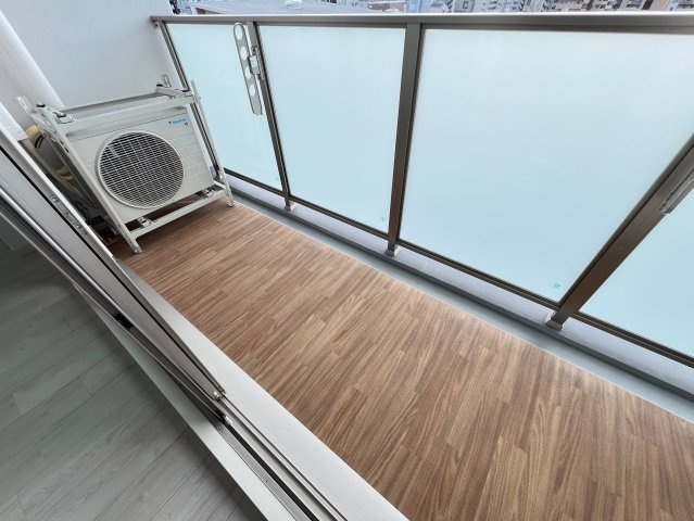 Alivis北梅田のバルコニー