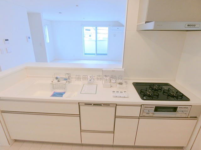 Kolet蓮沼#02のキッチン|グリル付き３口ガスコンロ、自動食器洗浄機つきのカウンター式システムキッチン