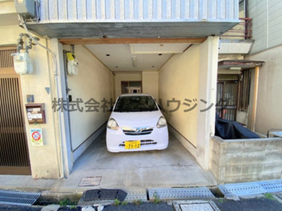 【駐車場】 | 　四條畷市中野新町11テラスハウス | 駐車場に車を止められます
※ダイハツミライース（軽自動車）を停めたイメージです。サイズ確認をお願いします。
