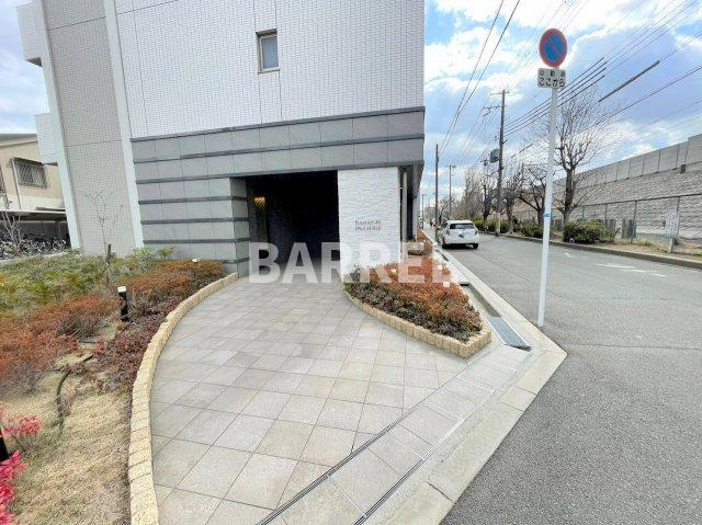 レジュールアッシュ淡路駅前のエントランス