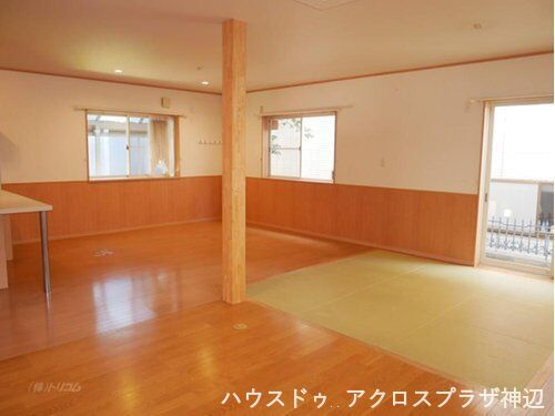 川口町5丁目　2899万の居間・リビング|開放感あふれる吹き抜けから優しい光が差し込むリビング。