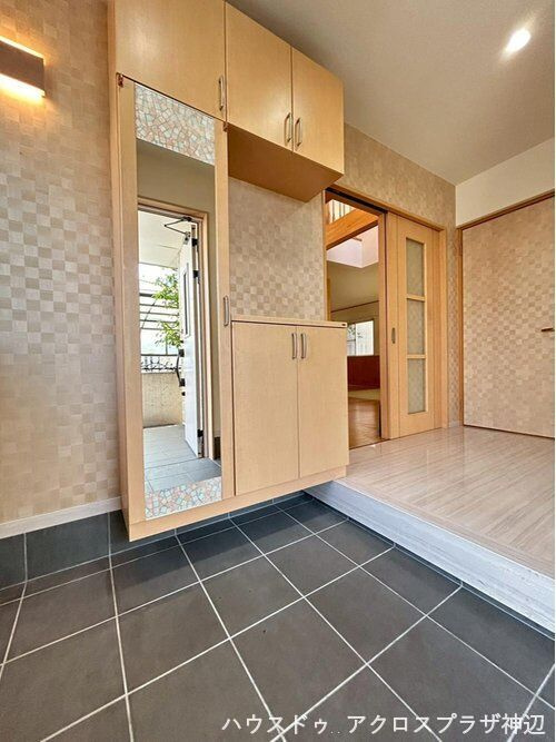 川口町5丁目　2899万の玄関|扉を開けた瞬間に広がる明るく開放的な空間。たっぷり収まるシューズボックスを完備。