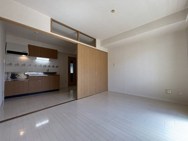 高倉マンションの居間・リビング|ＤＫと南側洋室はスライド扉を開ければ一体（ＬＤＫ）で利用可能です。