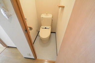 温水洗浄便座付きのトイレです♪