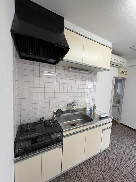 木村ビルのキッチン|コンパクトなキッチンで掃除もラクラク
