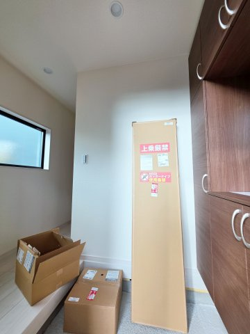 佐方二丁目の玄関|玄関周りの収納スペースもしっかり確保されています。