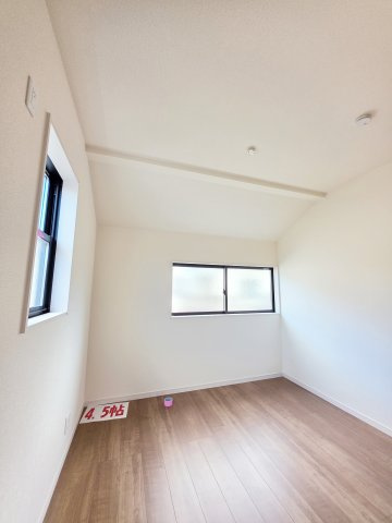 佐方二丁目の洋室|各居室に機能的なクローゼットを完備。タンスなどの大型家具を買い足す必要がないため、お部屋の面積を最大限に活かせます。