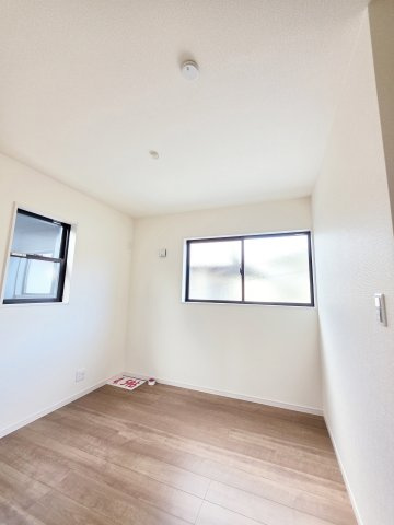 佐方二丁目の洋室|各居室に機能的なクローゼットを完備。タンスなどの大型家具を買い足す必要がないため、お部屋の面積を最大限に活かせます。
