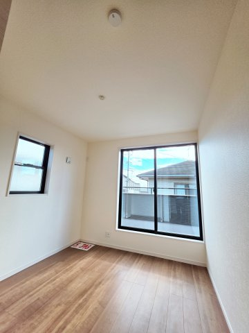 佐方二丁目の洋室|各居室に機能的なクローゼットを完備。タンスなどの大型家具を買い足す必要がないため、お部屋の面積を最大限に活かせます。
