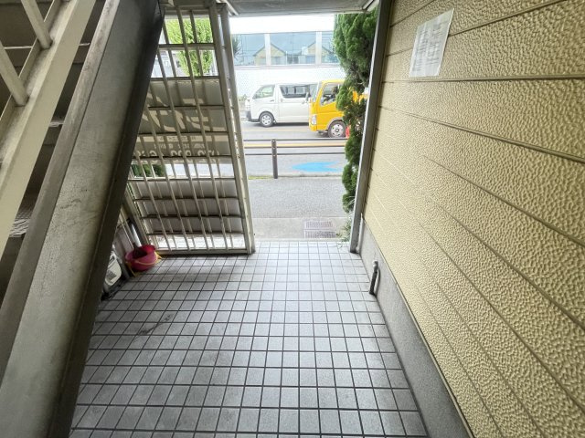 寝屋川市高柳２丁目の賃貸マンションのロビー
