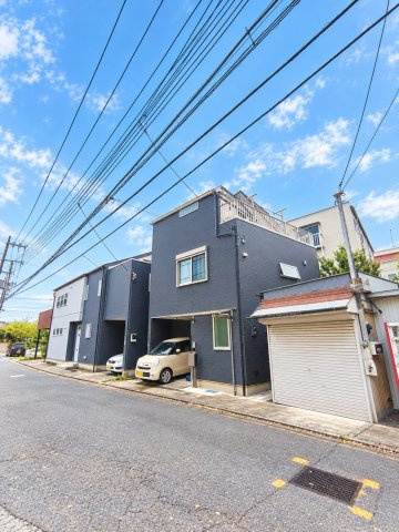 足立区江北3丁目　中古住宅の前面道路含む現地写真|この価格帯で駐車スペースありです！
デジタル加工がしてある写真です。