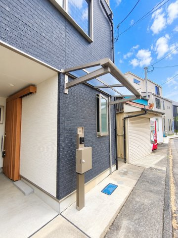 足立区江北3丁目　中古住宅の外観|サイクルポートも付いています！！
デジタル加工がしてある写真です。