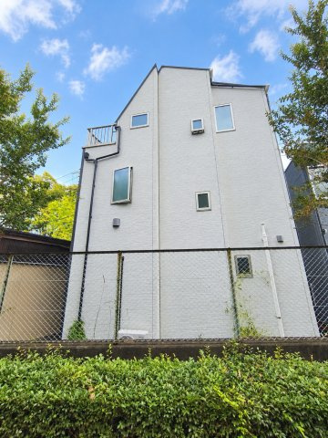 足立区江北3丁目　中古住宅の外観|南側が歩道になっており、日当たりサンサンです！！
デジタル加工がしてある写真です。