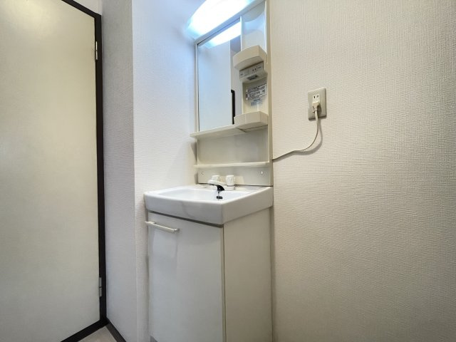 寝屋川市高柳２丁目のアパートの独立洗面台