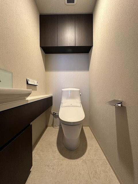 大阪市中央区南本町２丁目の賃貸マンションのトイレ