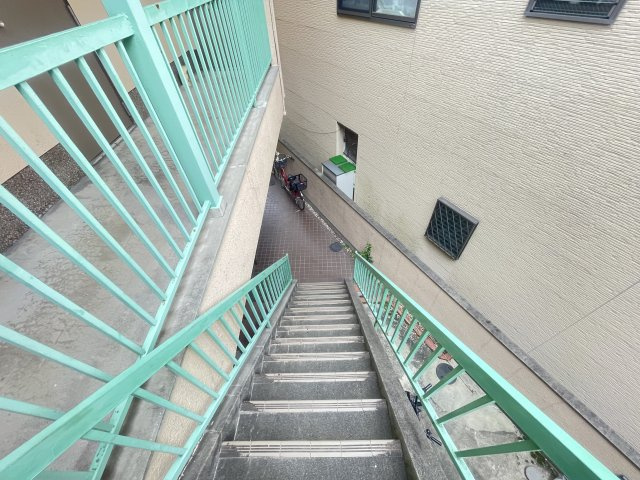 寝屋川市北大利町の賃貸マンションのエントランス