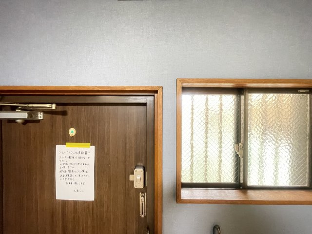 寝屋川市北大利町の賃貸マンションの玄関