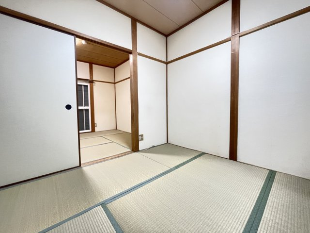 寝屋川市北大利町の賃貸マンションの居間・リビング