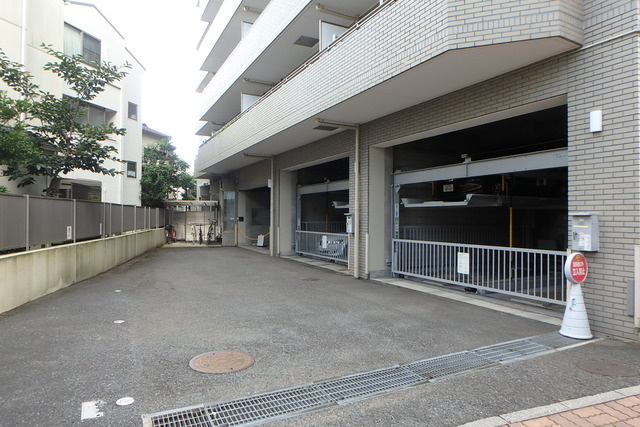 レジデンス世田谷大原の駐車場