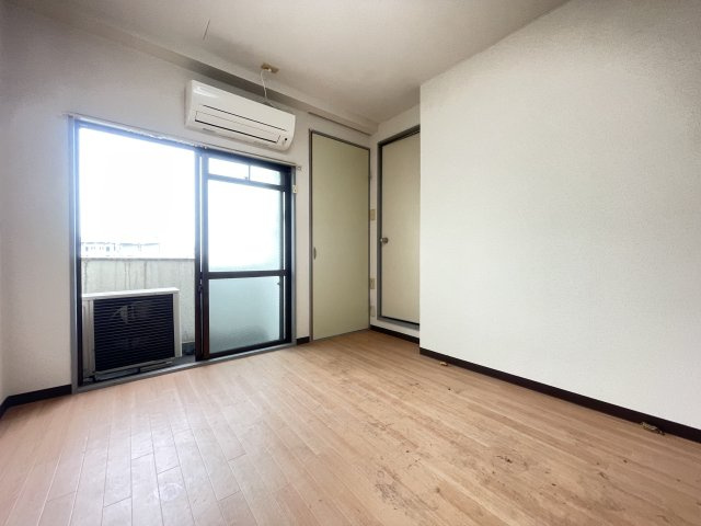 寝屋川市八坂町の賃貸マンションの居間・リビング