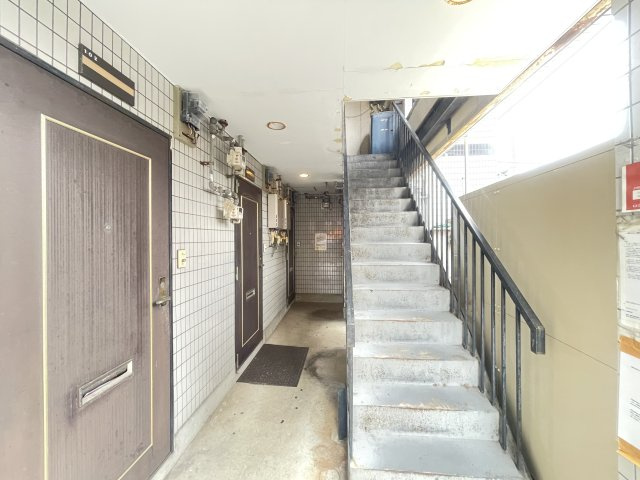 寝屋川市八坂町の賃貸マンションのエントランス