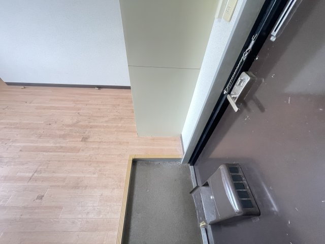 寝屋川市八坂町の賃貸マンションの玄関