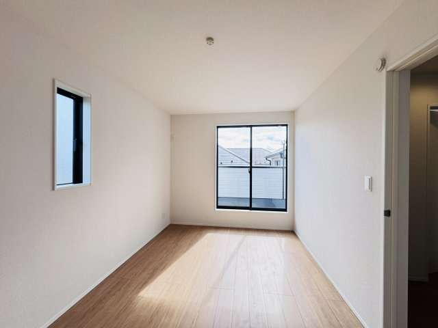 流山市向小金４丁目新築戸建【向小金小学校：9分】の寝室|7.5帖寝室・南側バルコニー前の明るいお部屋です♪