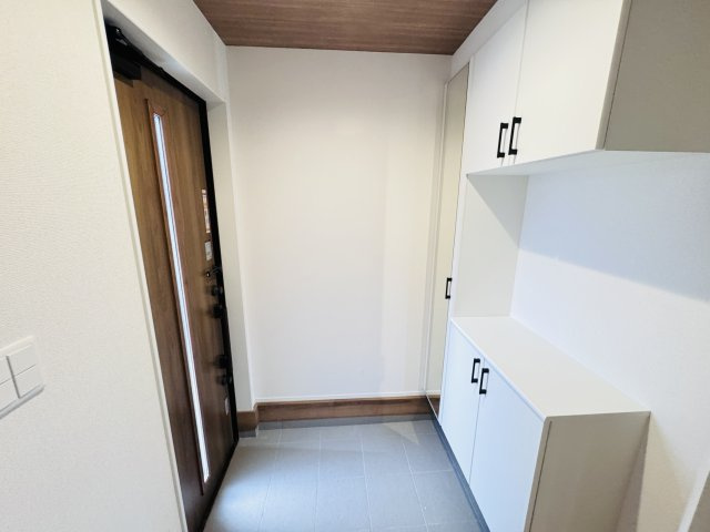 流山市向小金４丁目新築戸建【向小金小学校：9分】の玄関|玄関ホール・ミラー付きシューズボックス