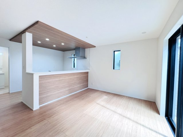 流山市向小金４丁目新築戸建【向小金小学校：9分】の玄関|18帖リビングダイニングキッチン