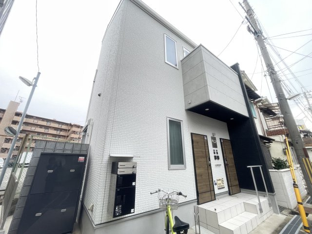 寝屋川市池田新町のアパートのエントランス