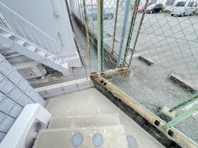 寝屋川市池田新町のアパートのバルコニー
