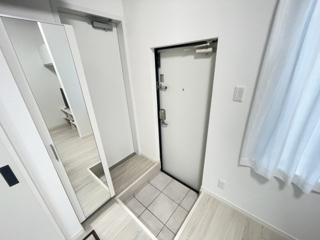 寝屋川市池田新町のアパートの玄関