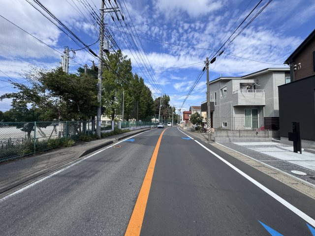 流山市向小金４丁目新築戸建【向小金小学校：9分】の前面道路含む現地写真|西側前面道路・幅員約9.8ｍ