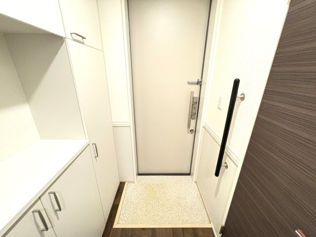 ヴェラビスタの玄関|写真は同建物の別部屋を参考に掲載しております。