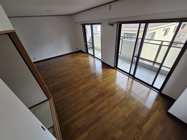 神戸市灘区森後町１丁目の賃貸マンションの居間・リビング